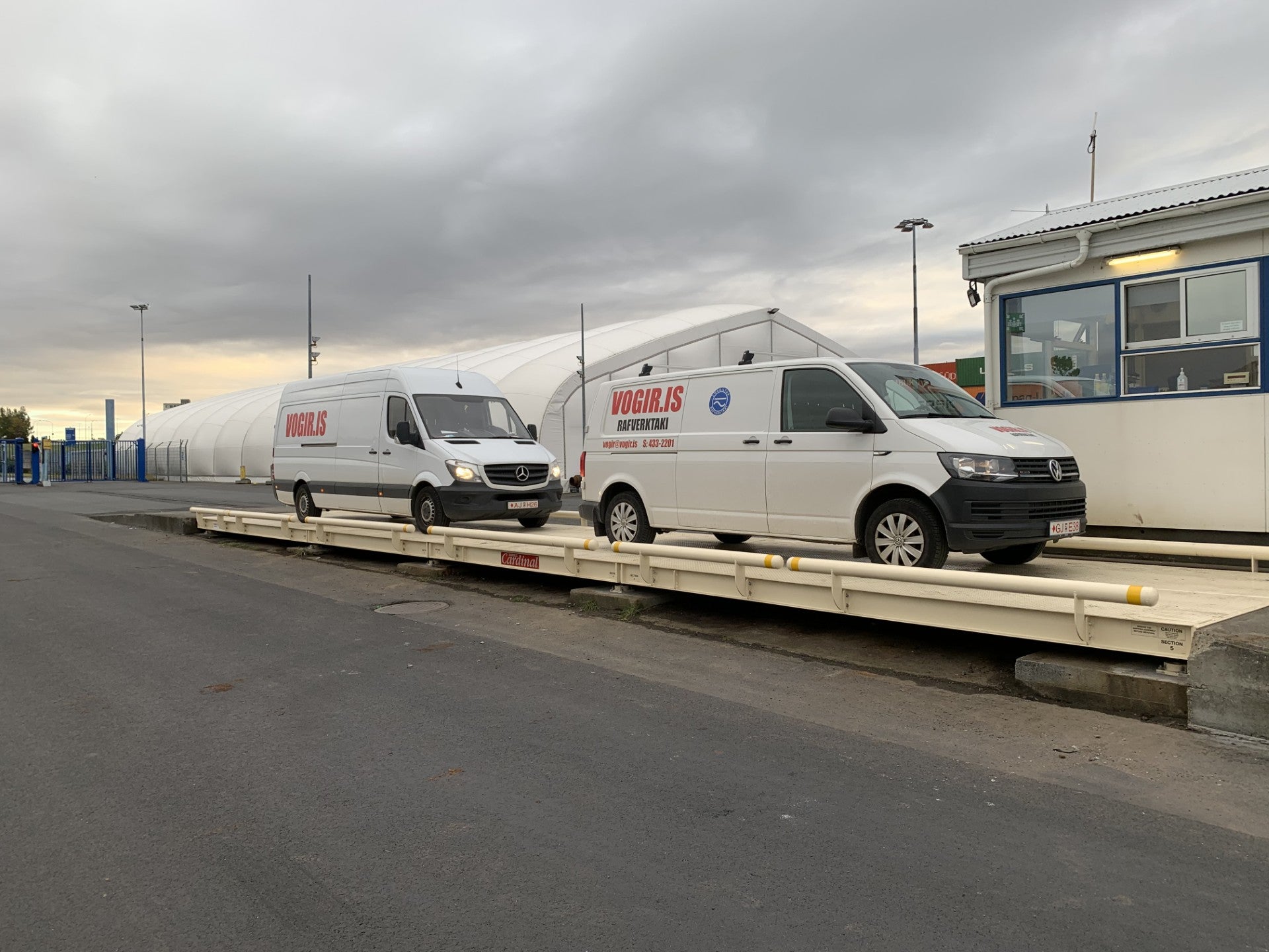 Sérsmíðuð bílavog